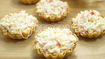 тарталетки с крабовыми палочками