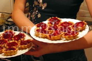 Тарталетки с кремом и ягодами