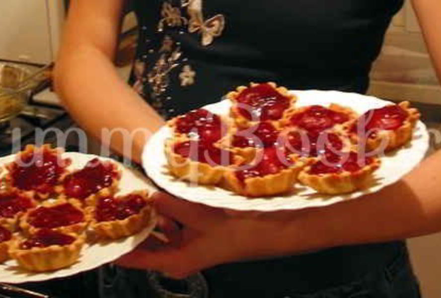 Тарталетки с кремом и ягодами