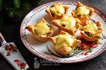 Тарталетки с курицей, грибами и сыром