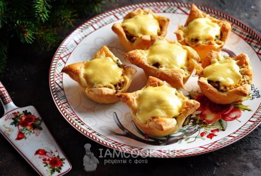 Тарталетки с курицей, грибами и сыром