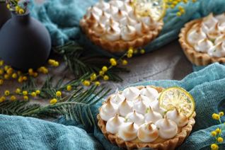 Тарталетки с лимонно-лаймовым кремом и меренгой