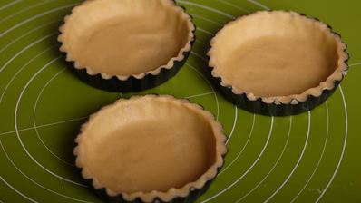 тарталетки с лимонно-лаймовым кремом и меренгой