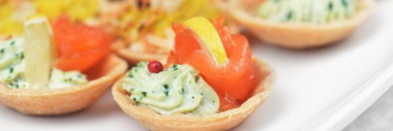 Тарталетки с лососем и авокадо