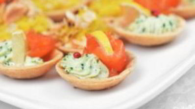 тарталетки с лососем и авокадо