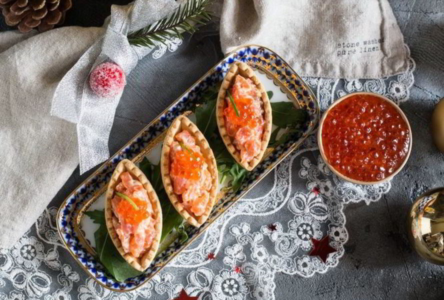 Тарталетки с лососем в соусе Спайси