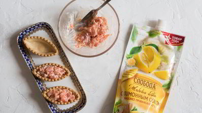 тарталетки с лососем в соусе спайси