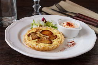 Тарталетки с луком и белыми грибами