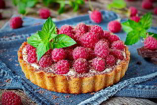 Тарталетки с малиной и горьким шоколадом