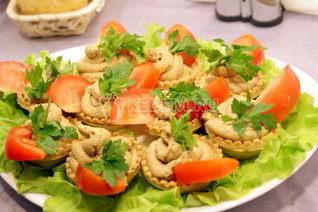 Тарталетки с печеночным муссом и помидорами