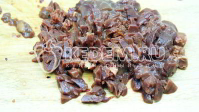 тарталетки с печеночным муссом и помидорами