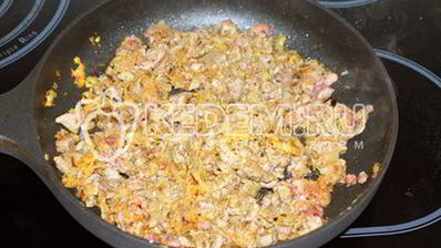 тарталетки с печеночным муссом и помидорами