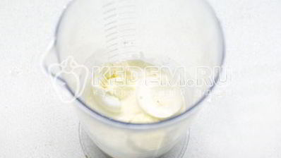 тарталетки с печеночным муссом и помидорами