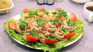 тарталетки с печеночным муссом и помидорами