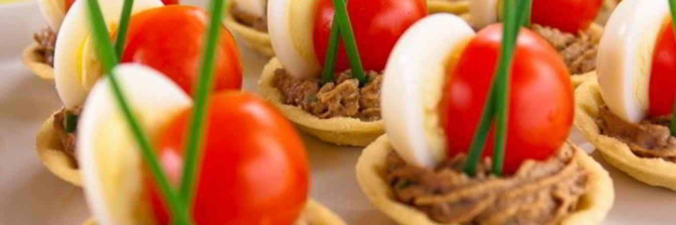 Тарталетки с печеночным муссом, перепелиными яйцами и помидорами черри