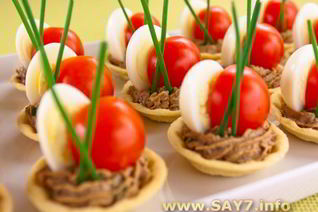 Тарталетки с печеночным муссом, перепелиными яйцами и помидорами черри