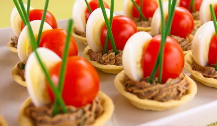 Рецепт тарталеток с печеночным муссом, перепелиными яйцами и помидорами черри