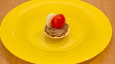 тарталетки с печеночным муссом, перепелиными яйцами и помидорами черри