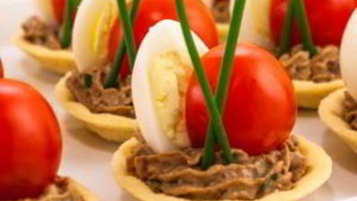 тарталетки с печеночным муссом, перепелиными яйцами и помидорами черри