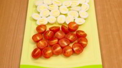 тарталетки с печеночным муссом, перепелиными яйцами и помидорами черри