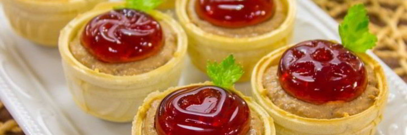 Тарталетки с печеночным паштетом и гранатовым желе