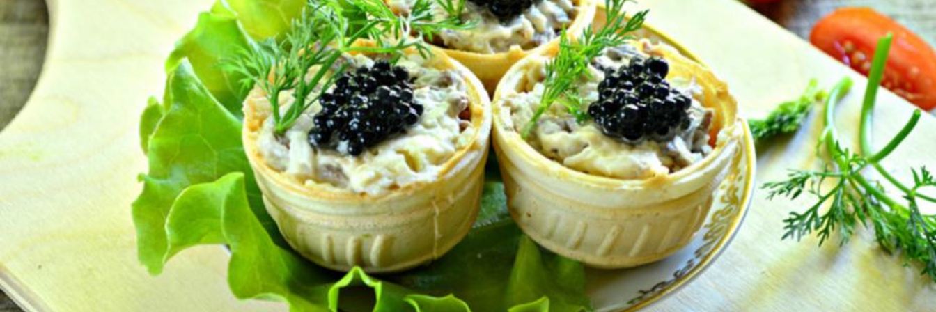Тарталетки с пикантным салатом и черной икрой