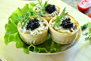 Тарталетки с пикантным салатом и черной икрой