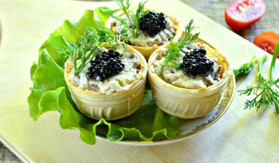 Рецепт тарталеток с пикантным салатом и черной икрой