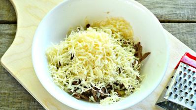 тарталетки с пикантным салатом и черной икрой