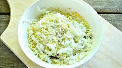 тарталетки с пикантным салатом и черной икрой