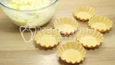 тарталетки с пикантным салатом