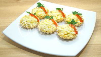 тарталетки с пикантным салатом