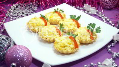 тарталетки с пикантным салатом