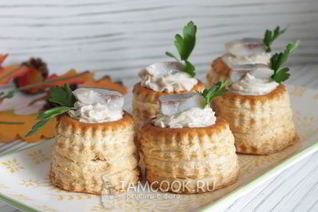 Тарталетки с сельдью и творогом