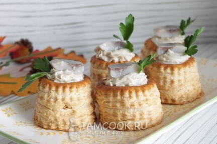 Тарталетки с сельдью и творогом