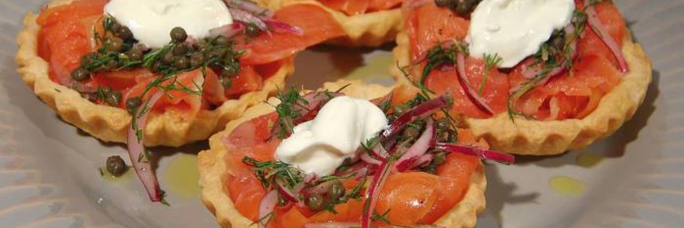 Тарталетки с семгой, красным луком и каперсами