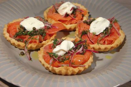 Тарталетки с семгой, красным луком и каперсами