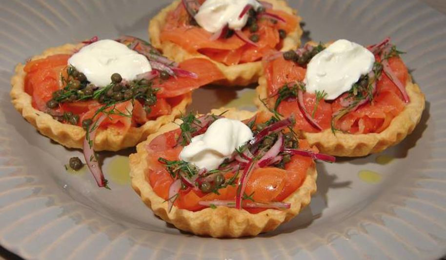 Рецепт тарталеток с семгой, красным луком и каперсами