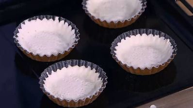 тарталетки с семгой, красным луком и каперсами