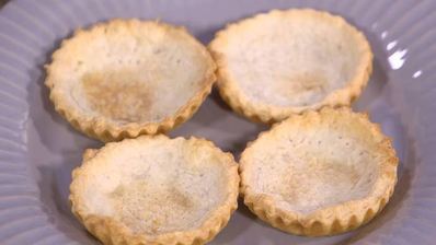 тарталетки с семгой, красным луком и каперсами