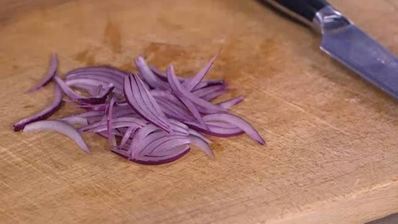 тарталетки с семгой, красным луком и каперсами