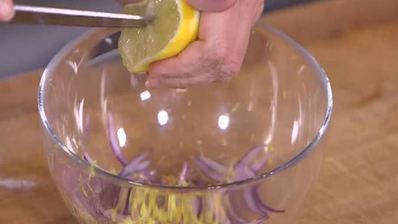 тарталетки с семгой, красным луком и каперсами