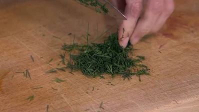 тарталетки с семгой, красным луком и каперсами