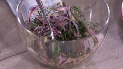 тарталетки с семгой, красным луком и каперсами