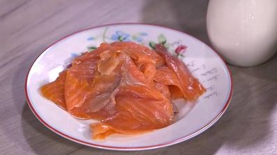 тарталетки с семгой, красным луком и каперсами