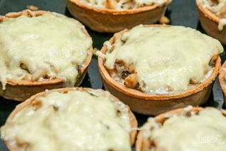 Тарталетки с сыром и грибами