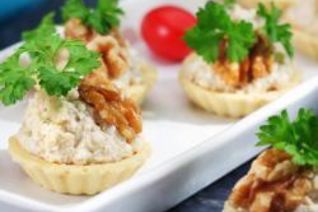 Тарталетки с сыром и орехами