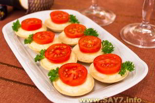 Тарталетки с сыром и помидорами