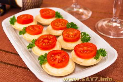 Тарталетки с сыром и помидорами