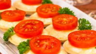 тарталетки с сыром и помидорами